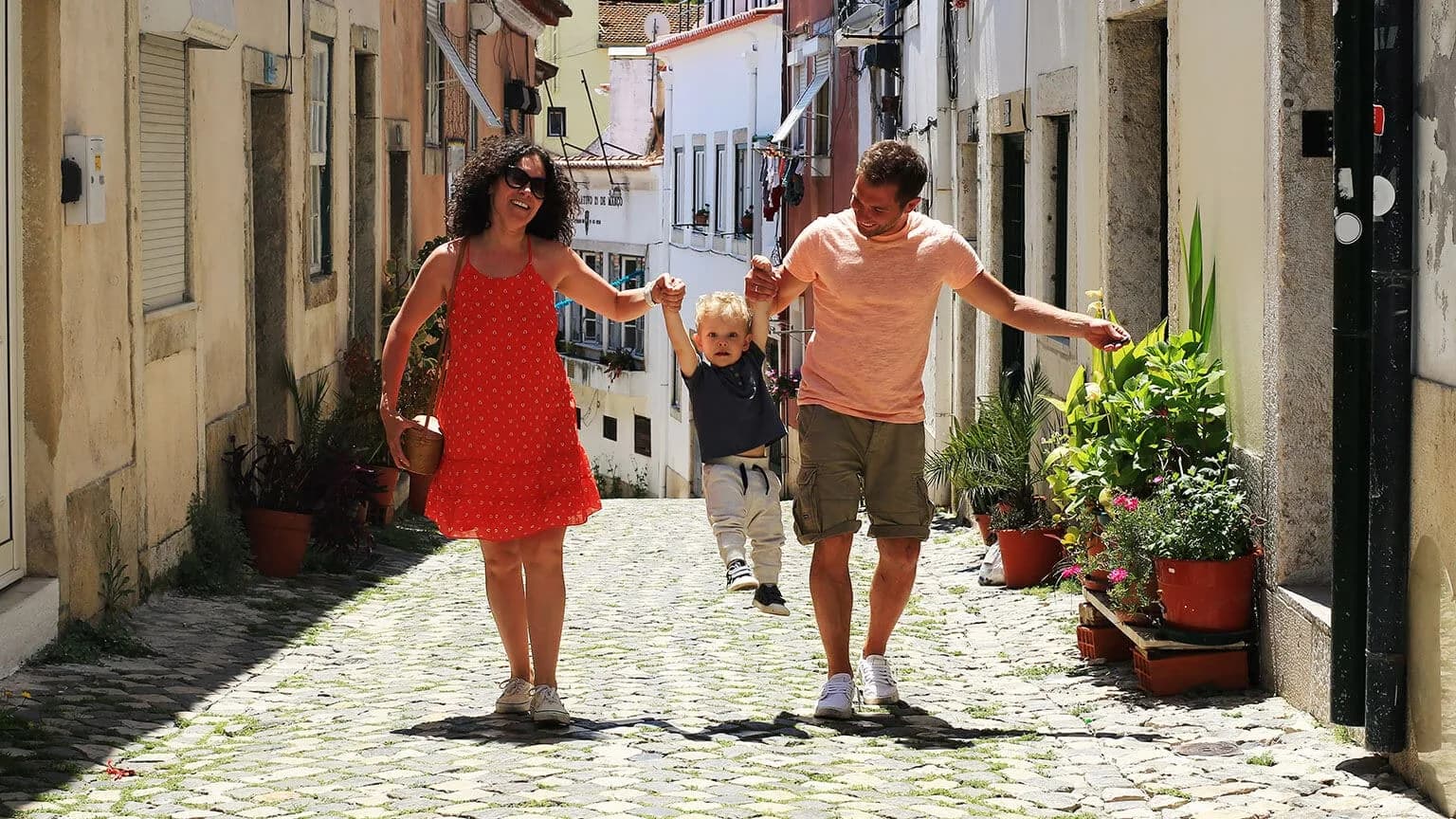 How to move to Portugal for permanent residency: all possible ways